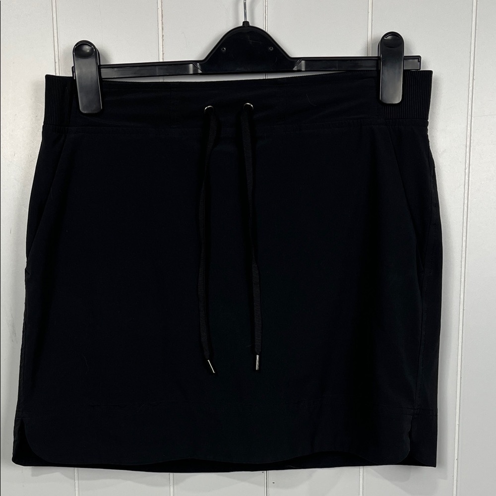 Athleta Womens Skort 8 Black Stretch Waist w/Drawstring Pockets Interior Shorts